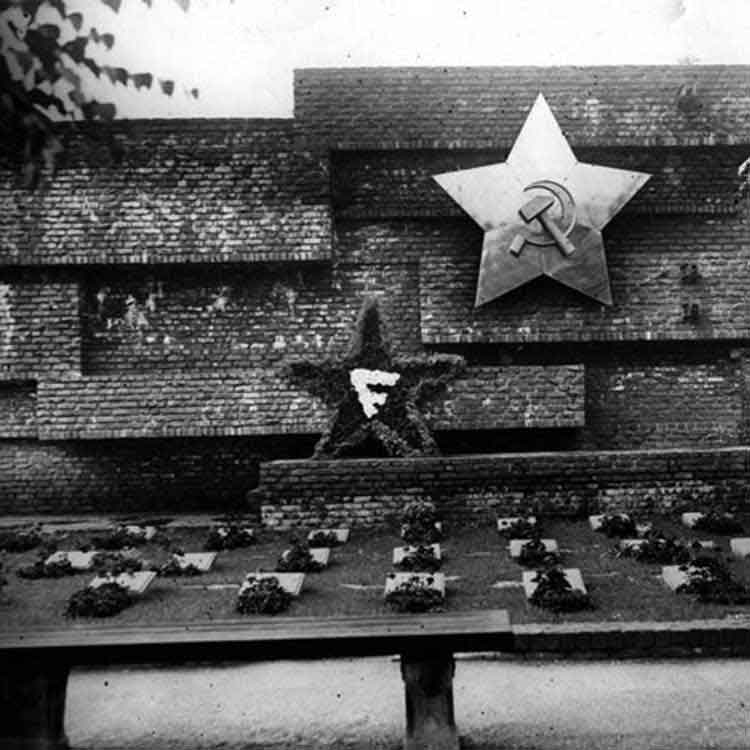 Hipótesis sobre el emplazamiento del monumento a la Revolución de Noviembre, Berlin-Lichtenberg 1926-2013